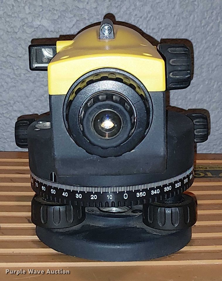 image for item EU2575 2021 Leica NA320 surveying equipment
