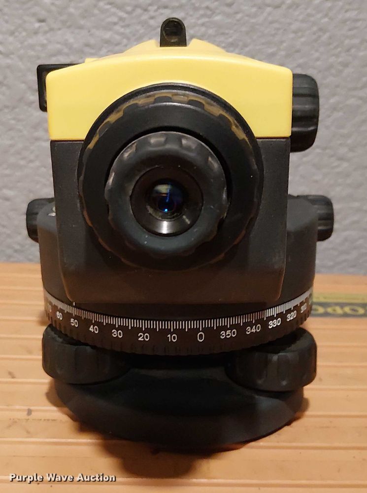 image for item EU2575 2021 Leica NA320 surveying equipment