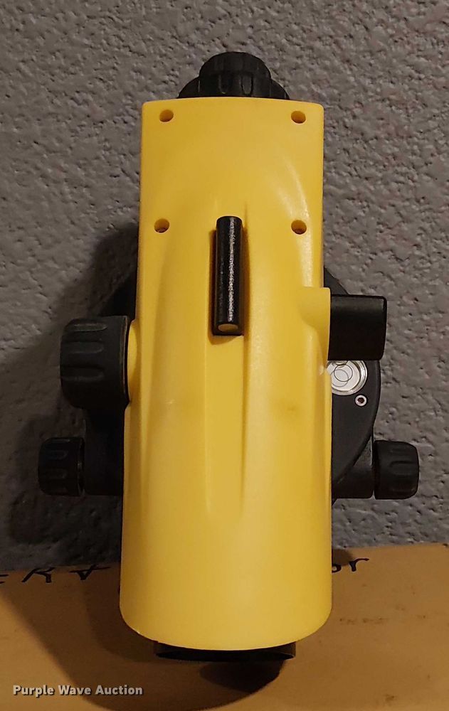 image for item EU2575 2021 Leica NA320 surveying equipment