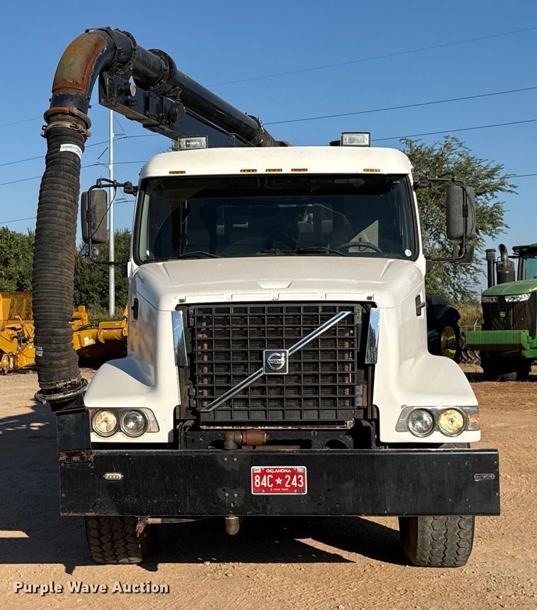 image for item EU3887 2005 Volvo VHD hydrovac truck