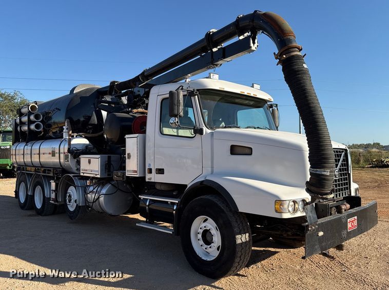 image for item EU3887 2005 Volvo VHD hydrovac truck