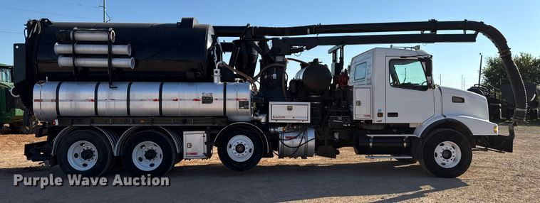 image for item EU3887 2005 Volvo VHD hydrovac truck