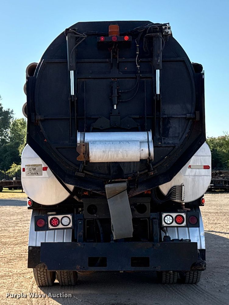 image for item EU3887 2005 Volvo VHD hydrovac truck