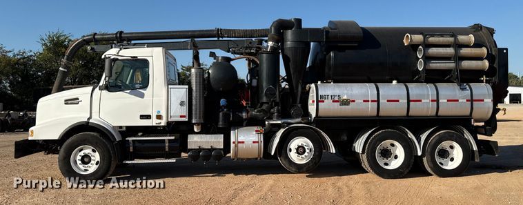 image for item EU3887 2005 Volvo VHD hydrovac truck
