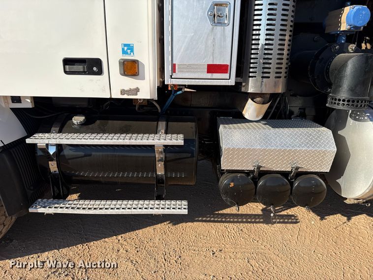 image for item EU3887 2005 Volvo VHD hydrovac truck