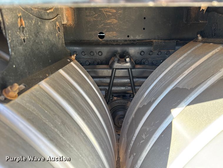 image for item EU3887 2005 Volvo VHD hydrovac truck