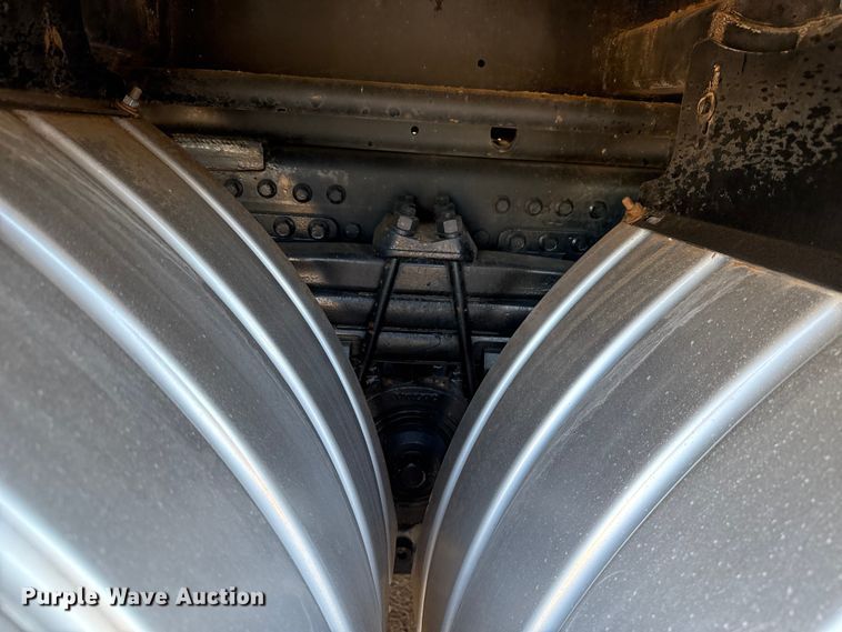 image for item EU3887 2005 Volvo VHD hydrovac truck