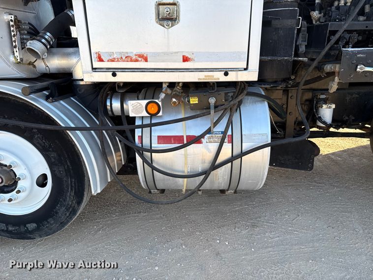 image for item EU3887 2005 Volvo VHD hydrovac truck