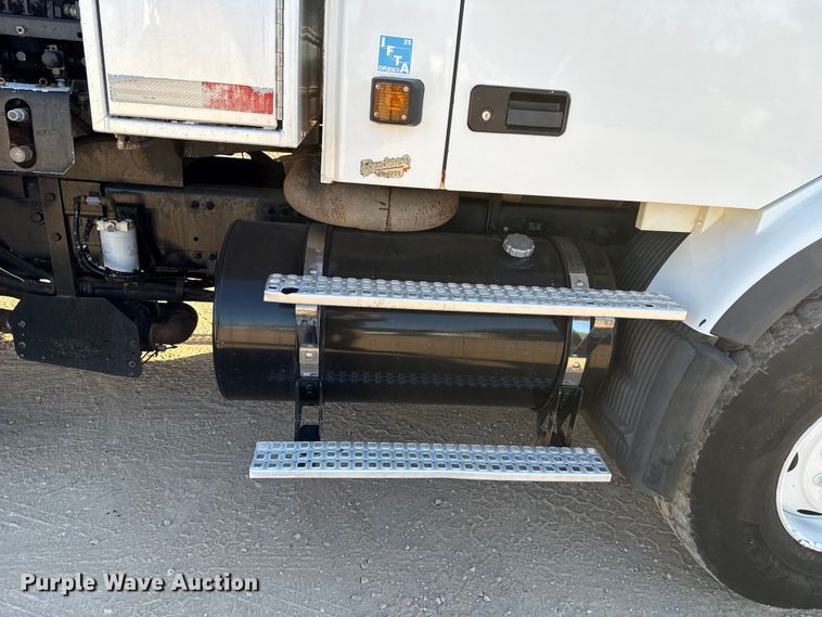 image for item EU3887 2005 Volvo VHD hydrovac truck