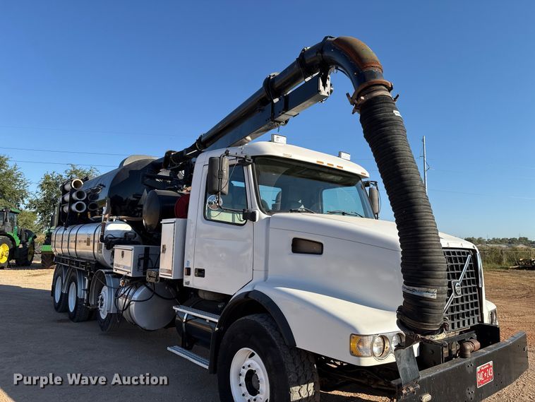 image for item EU3887 2005 Volvo VHD hydrovac truck