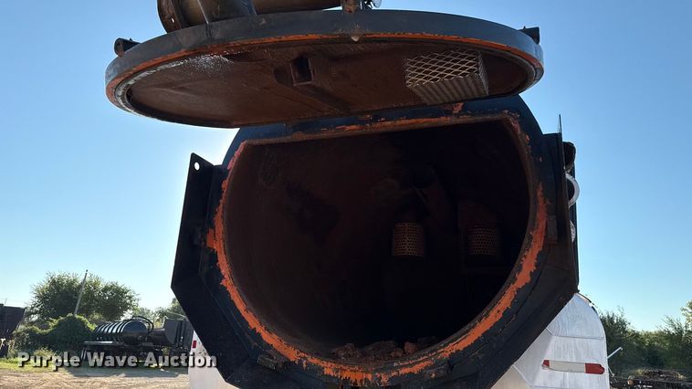 image for item EU3887 2005 Volvo VHD hydrovac truck