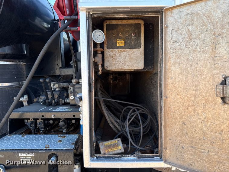 image for item EU3887 2005 Volvo VHD hydrovac truck