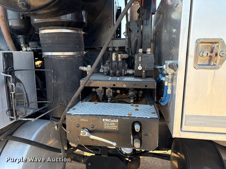 image for item EU3887 2005 Volvo VHD hydrovac truck