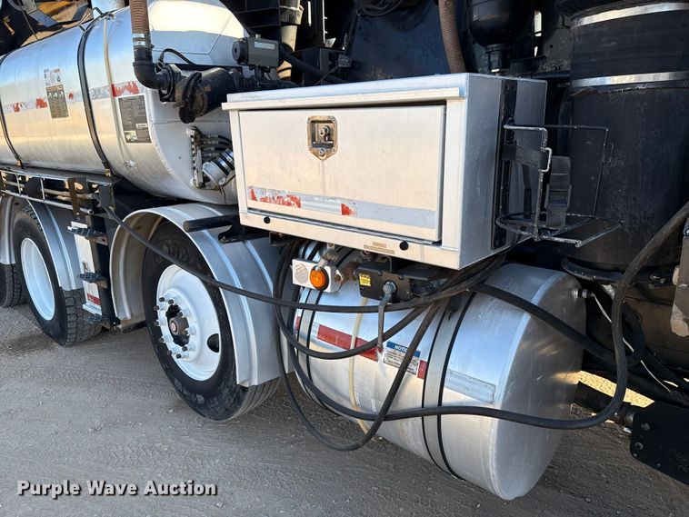 image for item EU3887 2005 Volvo VHD hydrovac truck