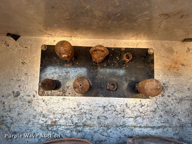 image for item EU3887 2005 Volvo VHD hydrovac truck