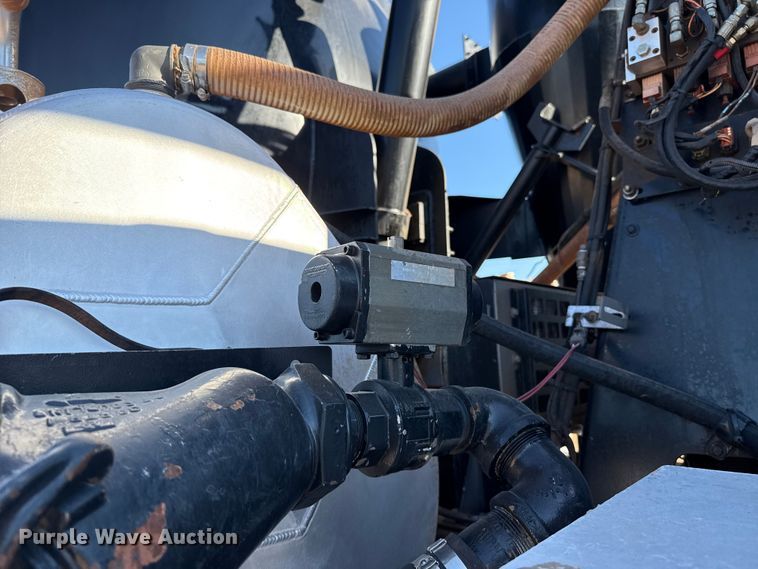 image for item EU3887 2005 Volvo VHD hydrovac truck