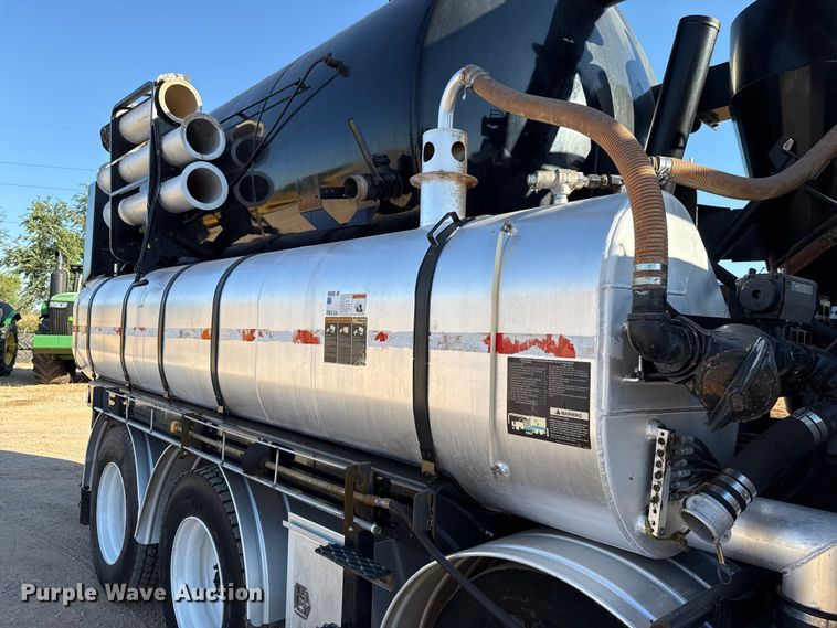 image for item EU3887 2005 Volvo VHD hydrovac truck