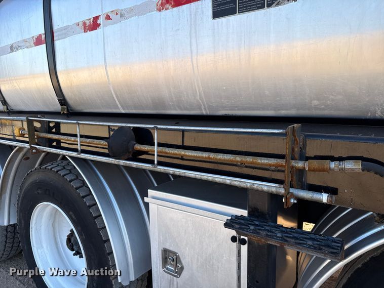 image for item EU3887 2005 Volvo VHD hydrovac truck