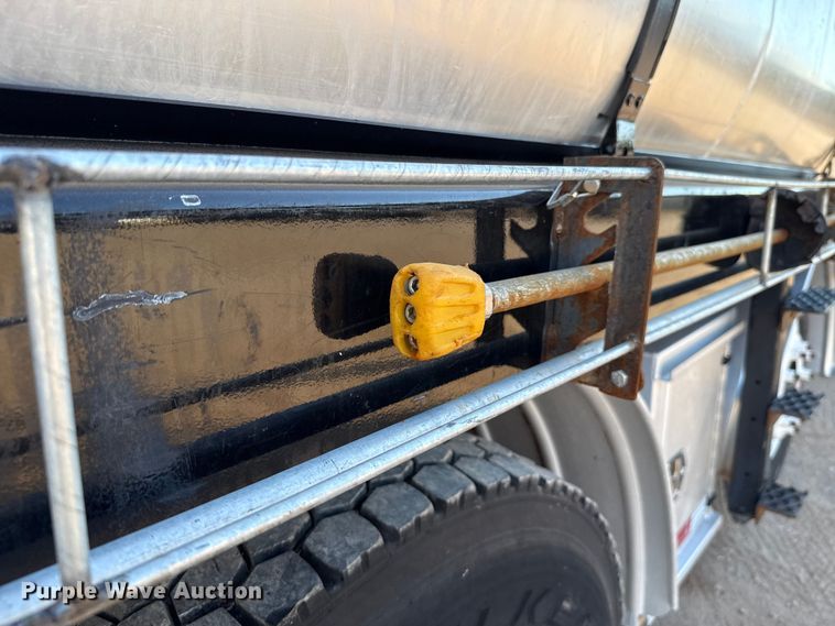 image for item EU3887 2005 Volvo VHD hydrovac truck