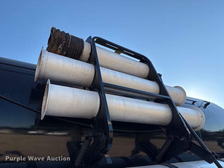 image for item EU3887 2005 Volvo VHD hydrovac truck