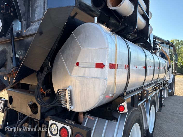image for item EU3887 2005 Volvo VHD hydrovac truck