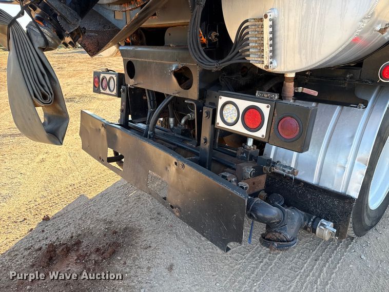 image for item EU3887 2005 Volvo VHD hydrovac truck