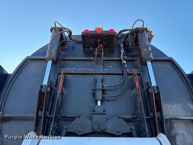 image for item EU3887 2005 Volvo VHD hydrovac truck