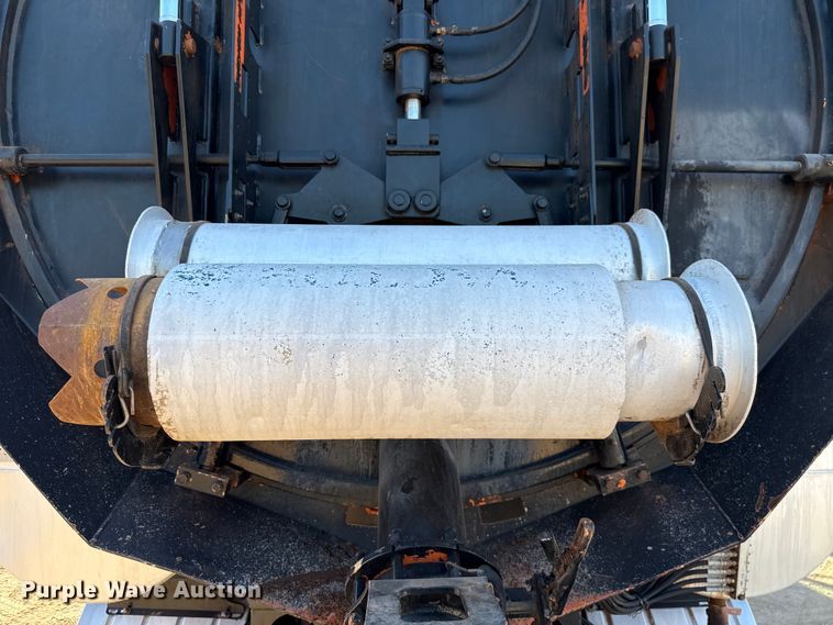 image for item EU3887 2005 Volvo VHD hydrovac truck