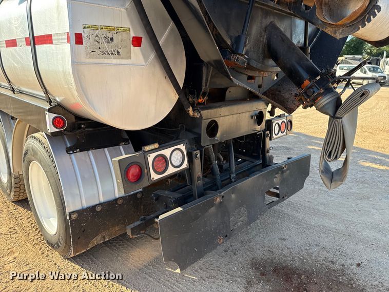 image for item EU3887 2005 Volvo VHD hydrovac truck