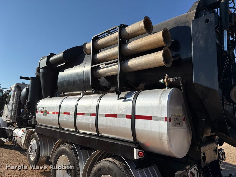 image for item EU3887 2005 Volvo VHD hydrovac truck