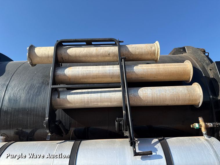 image for item EU3887 2005 Volvo VHD hydrovac truck