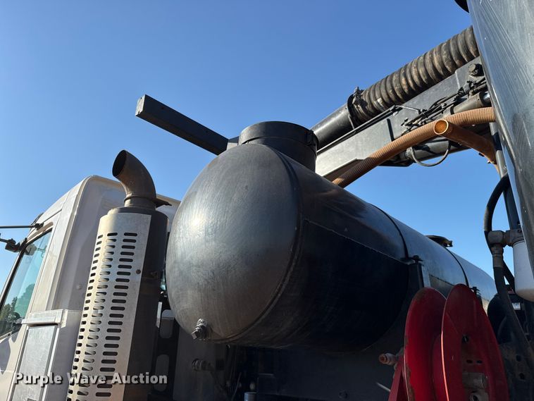 image for item EU3887 2005 Volvo VHD hydrovac truck