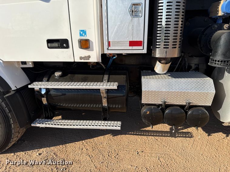 image for item EU3887 2005 Volvo VHD hydrovac truck