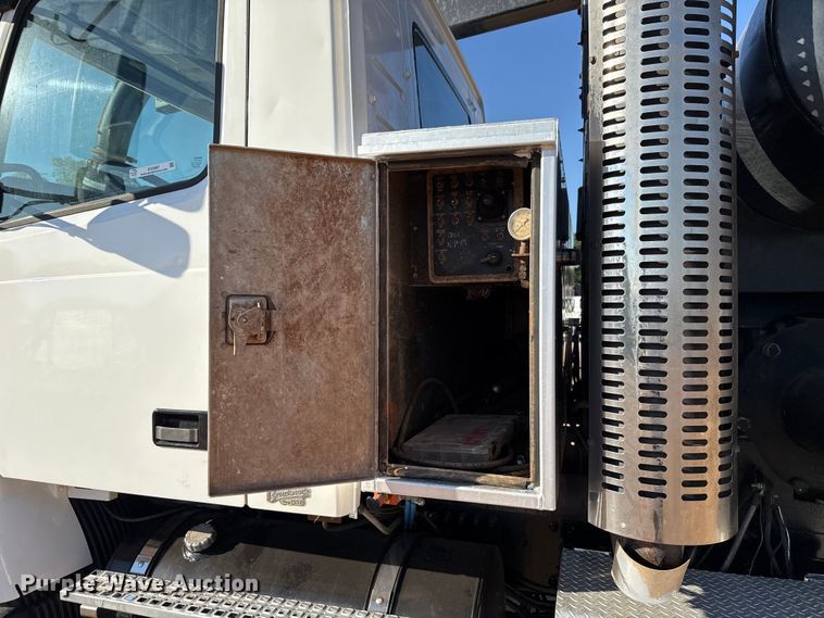 image for item EU3887 2005 Volvo VHD hydrovac truck