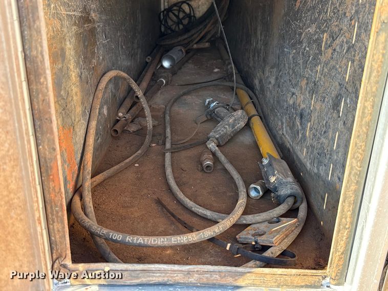 image for item EU3887 2005 Volvo VHD hydrovac truck