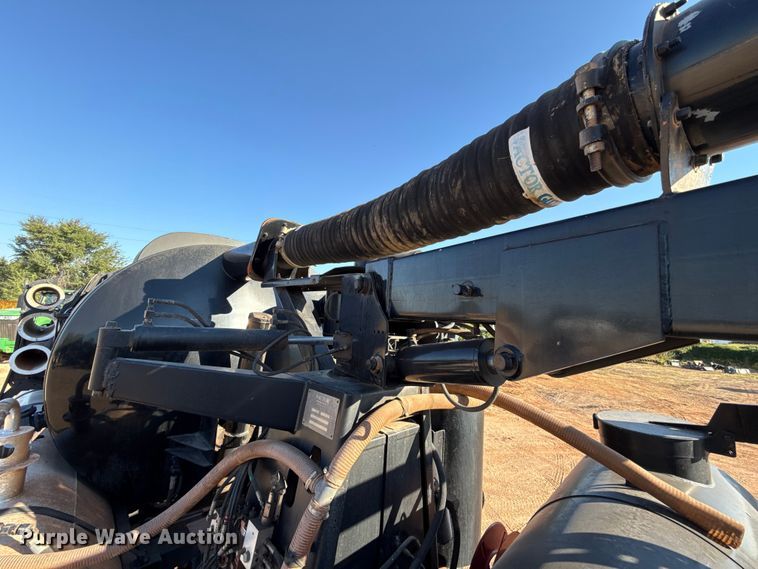 image for item EU3887 2005 Volvo VHD hydrovac truck