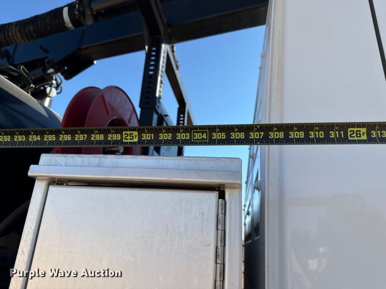 image for item EU3887 2005 Volvo VHD hydrovac truck