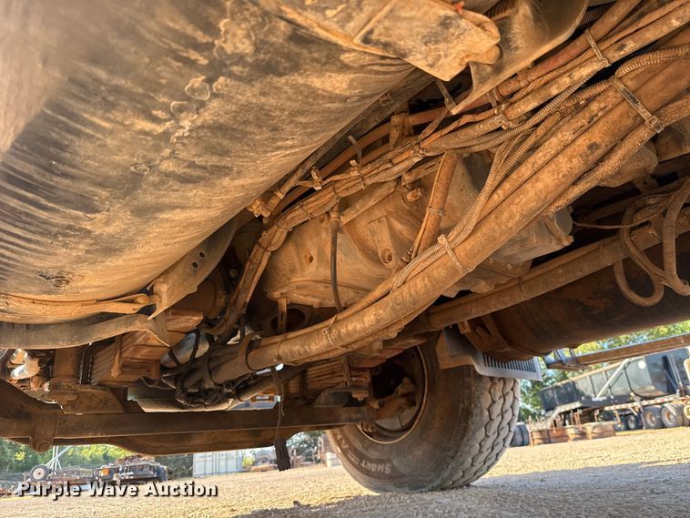 image for item EU3887 2005 Volvo VHD hydrovac truck