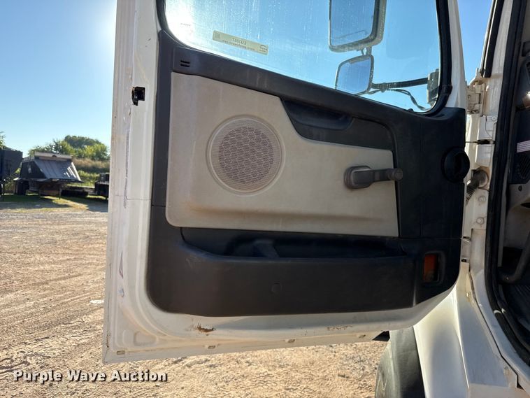 image for item EU3887 2005 Volvo VHD hydrovac truck