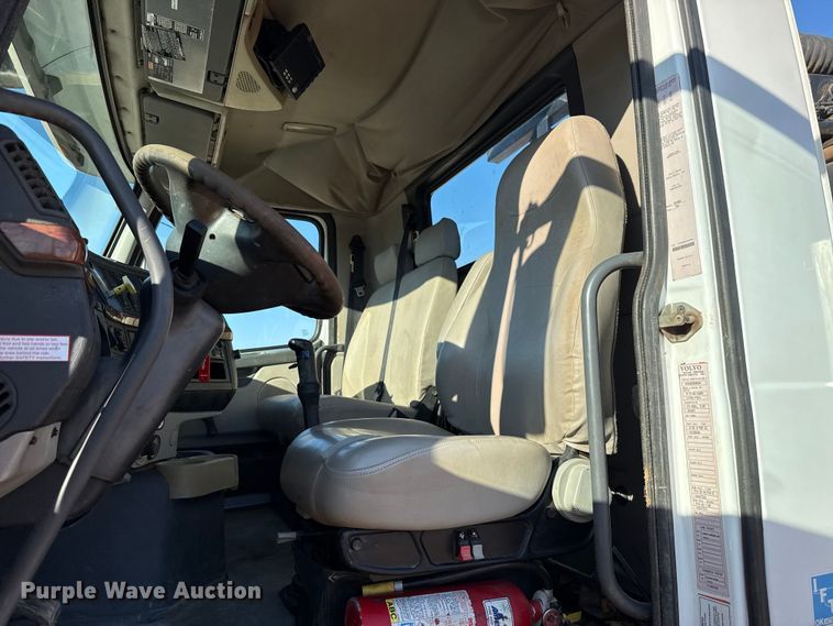 image for item EU3887 2005 Volvo VHD hydrovac truck