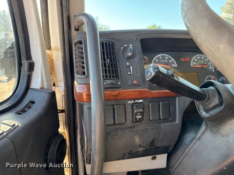 image for item EU3887 2005 Volvo VHD hydrovac truck