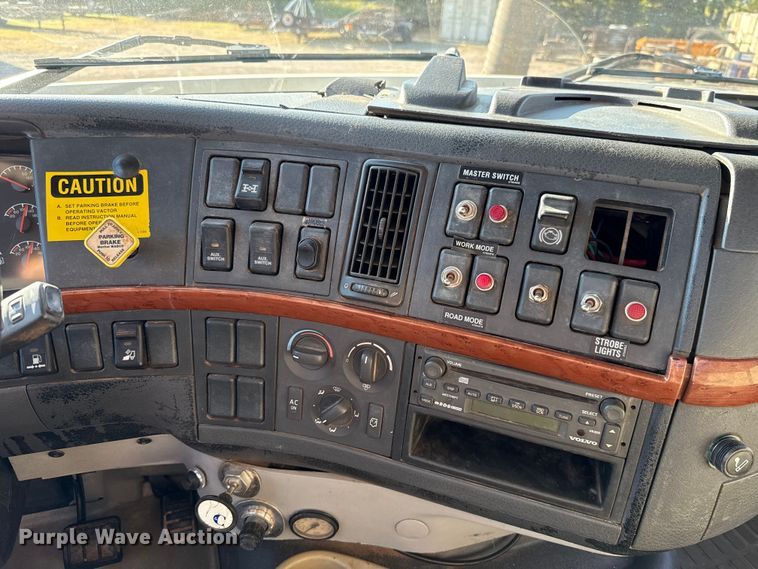 image for item EU3887 2005 Volvo VHD hydrovac truck