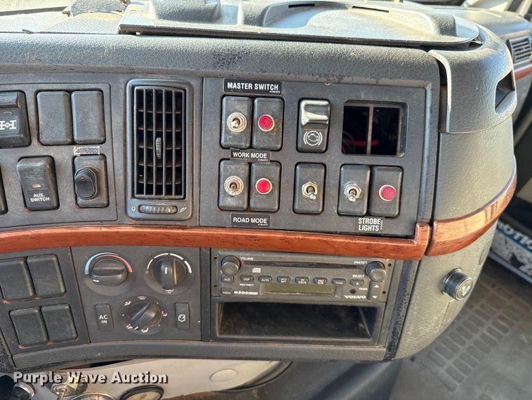 image for item EU3887 2005 Volvo VHD hydrovac truck