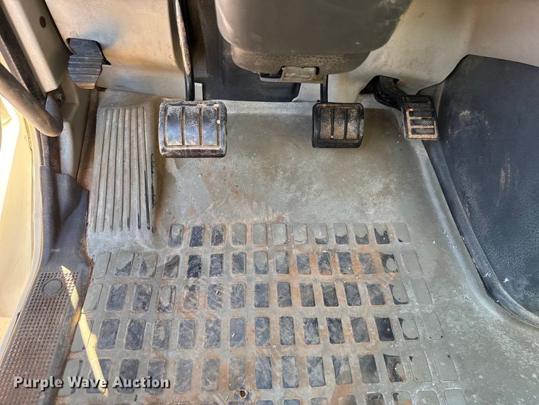 image for item EU3887 2005 Volvo VHD hydrovac truck