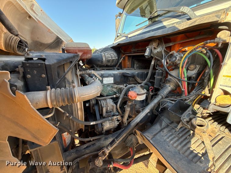 image for item EU3887 2005 Volvo VHD hydrovac truck