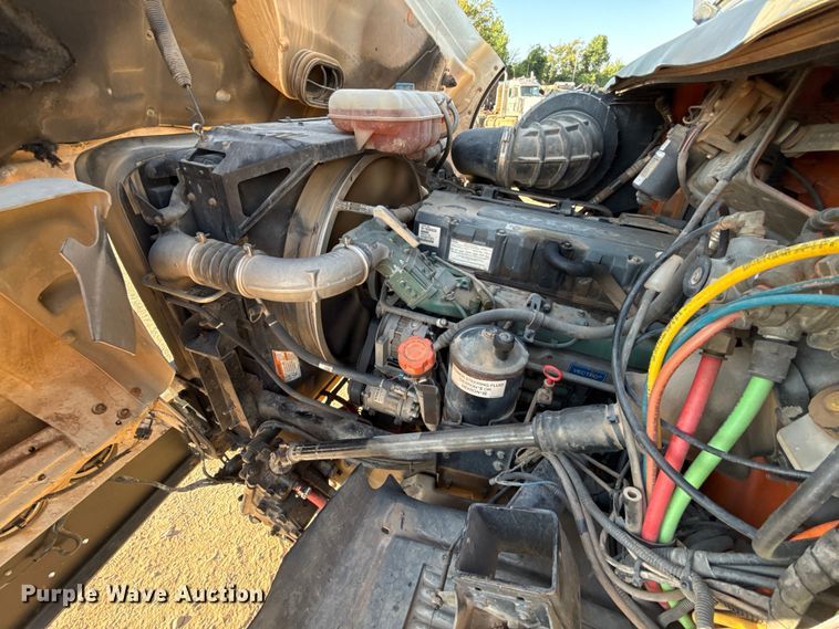 image for item EU3887 2005 Volvo VHD hydrovac truck