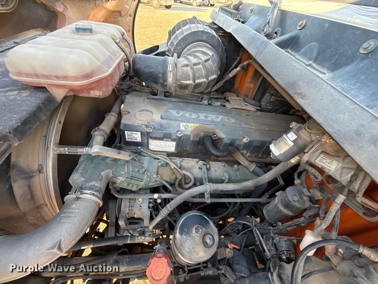 image for item EU3887 2005 Volvo VHD hydrovac truck