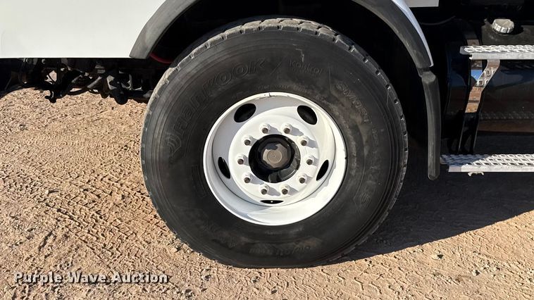 image for item EU3887 2005 Volvo VHD hydrovac truck