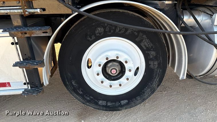 image for item EU3887 2005 Volvo VHD hydrovac truck