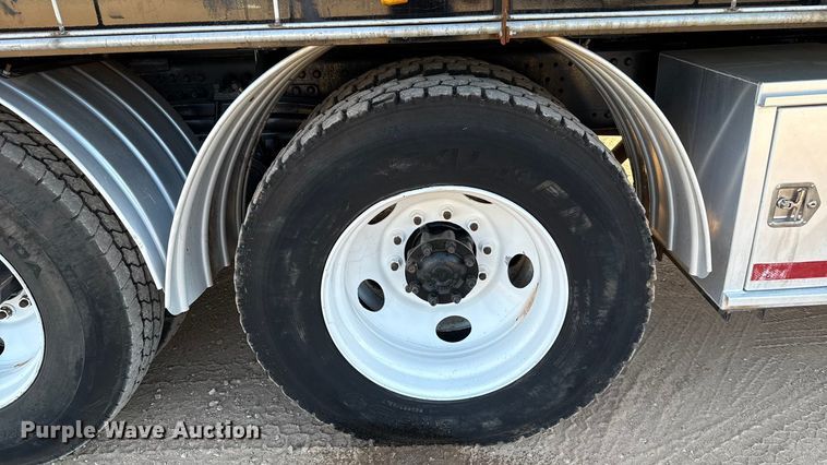 image for item EU3887 2005 Volvo VHD hydrovac truck